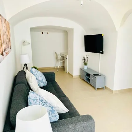 شقة Renovated With Small Garden In Ajuda *