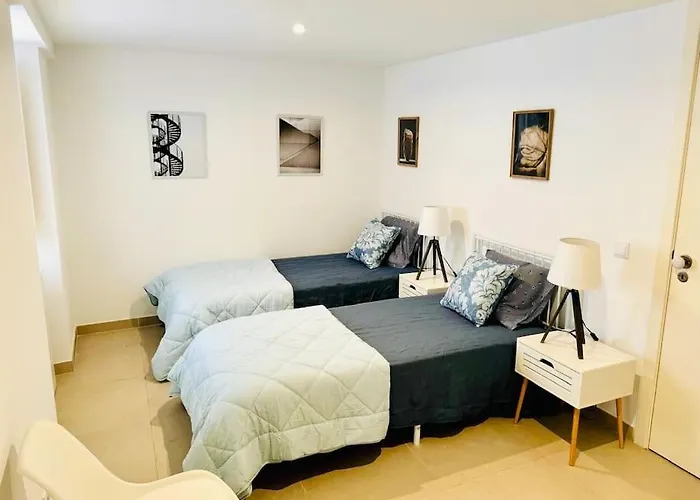 아파트 Renovated With Small Garden In Ajuda *