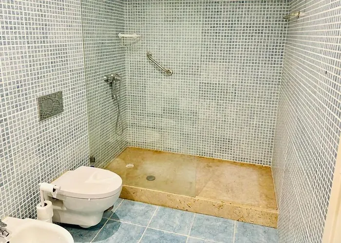 Renovated With Small Garden In Ajuda Lizbona