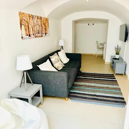 Renovated With Small Garden In Ajuda Appartamento Lisbona