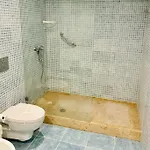 Renovated With Small Garden In Ajuda Lisbona